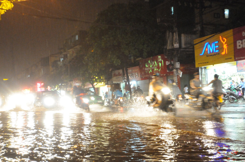 Cơn mưa kéo dài khiến nhiều tuyến đường ở Hà Nội bị ngập cục bộ