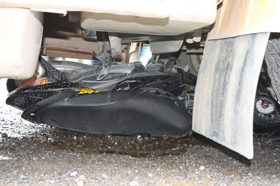 Chiếc xe máy bị xe tải cuốn vào gầm