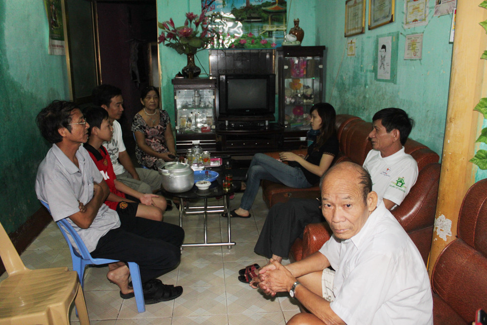 Mọi người chúc mừng người thân của Quang Anh tại nhà sáng 8/9. Ảnh: Hoàng Lam