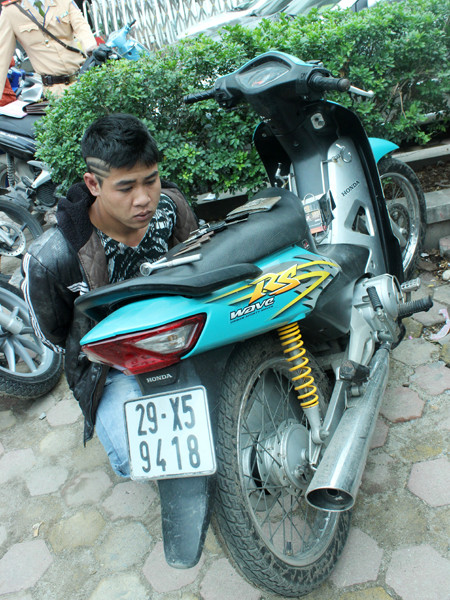 Đối tượng Nguyễn Văn Tiệp cùng tang vật trộm cắp bị thu giữ