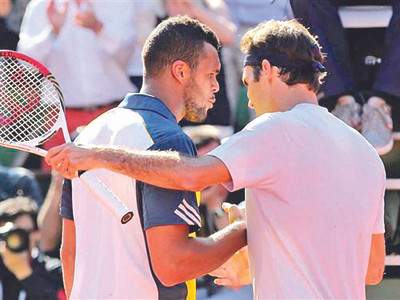 Roger Federer chúc mừng Tsonga sau khi bị cây vợt chủ nhà đánh bại ở tứ kết Roland Garros. ảnh: AP