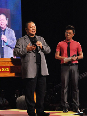 Chủ tịch Tôn Hoa Sen Lê Phước Vũ tại buổi giao lưu sáng 24/5. Cổ phiếu HSG nối dài chuỗi tăng giá suốt từ đầu tuần sau khi công ty công bố kết quả kinh doanh lạc quan và trùng với thời gian Nick tới Việt Nam, giúp tài sản chứng khoán của ông Vũ tăng thêm 180 tỷ đồng chỉ trong một tuần. Ảnh: Quỳnh Trang. Chủ tịch Tôn Hoa Sen Lê Phước Vũ tại buổi giao lưu sáng 24/5. Cổ phiếu HSG nối dài chuỗi tăng giá suốt từ đầu tuần sau khi công ty công bố kết quả kinh doanh lạc quan và trùng với thời gian Nick tới Việt Nam, giúp tài sản chứng khoán của ông Vũ tăng thêm 180 tỷ đồng chỉ trong một tuần. Ảnh: Quỳnh Trang