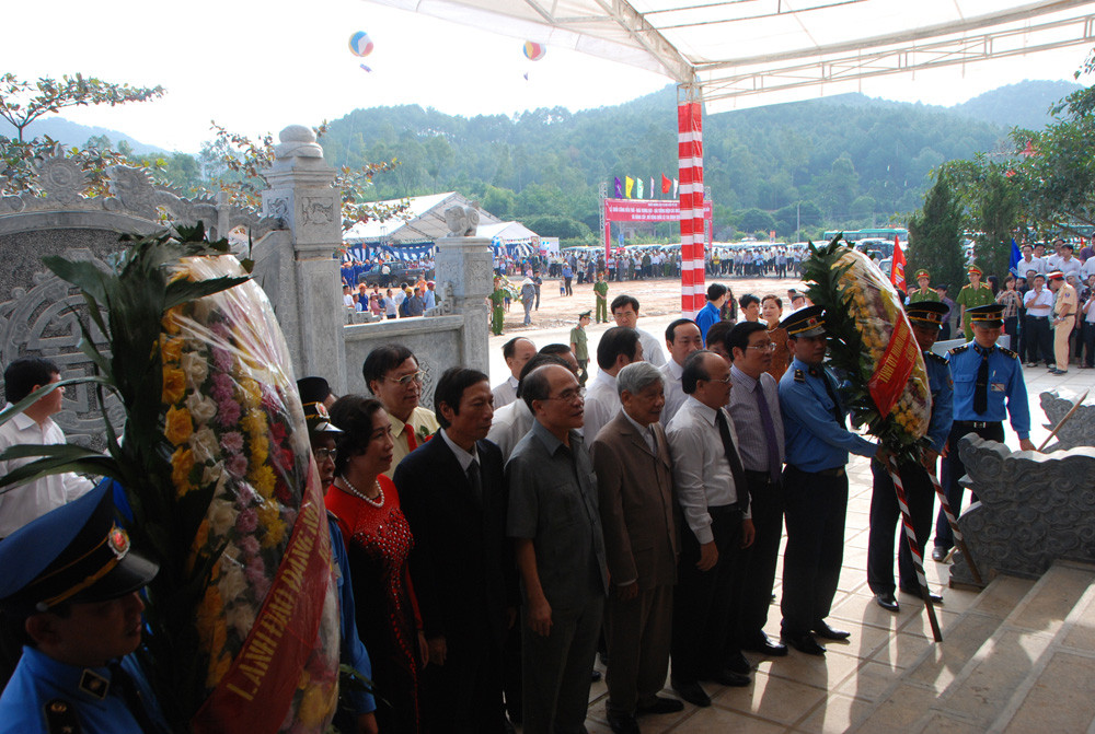 Ông Hồ Đức Việt và những lãnh đạo cao cấp viếng