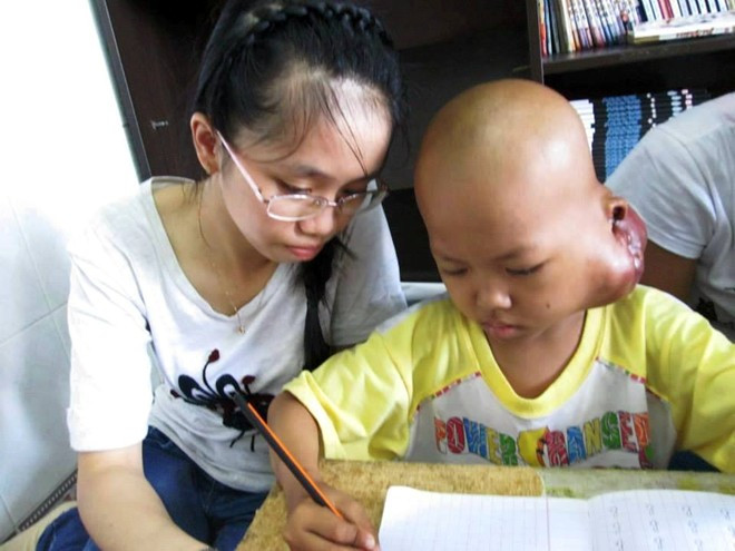  Văn Tòng với cái bướu to trên tai nhưng vẫn nắn nót tập viết từng chữ