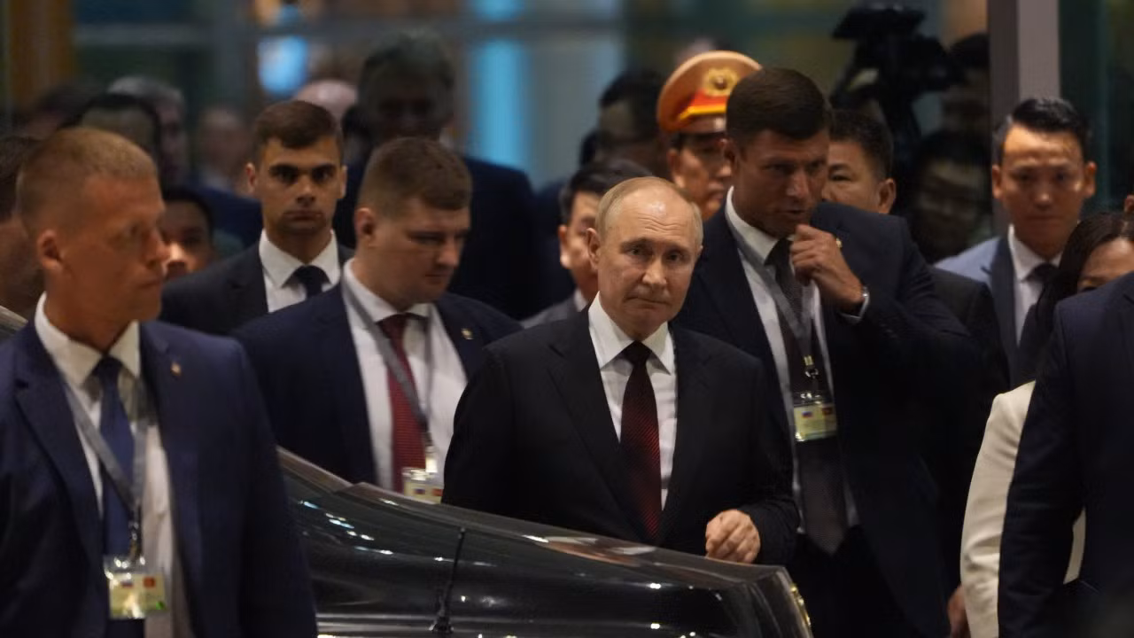 Sau khi trả lời phỏng vấn các hãng thông tấn, báo chí quốc tế, Tổng thống Nga Vladimir Putin đi bộ từ phòng họp báo ra thẳng chuyên cơ. Sau khi trả lời phỏng vấn các hãng thông tấn, báo chí quốc tế, Tổng thống Nga Vladimir Putin đi bộ từ phòng họp báo ra thẳng chuyên cơ.
