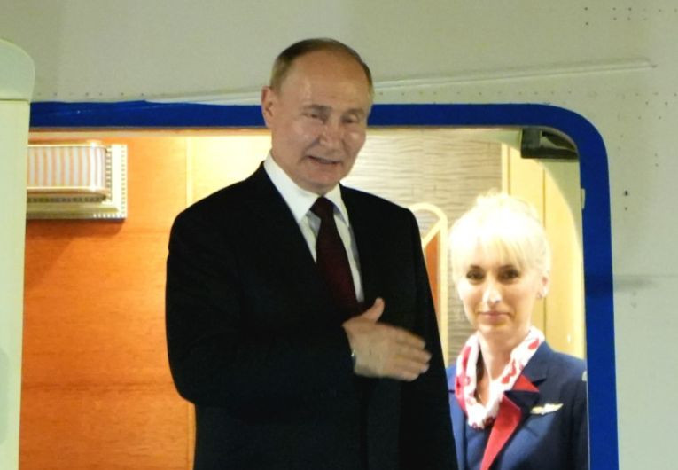 Trước khi rời Hà Nội, Tổng thống Putin bày tỏ lòng biết ơn chân thành đến Đảng, Chính phủ và nhân dân Việt Nam đã dành cho đoàn đại biểu cấp cao Liên bang Nga sự đón tiếp nồng hậu, chân tình và đầy ý nghĩa.