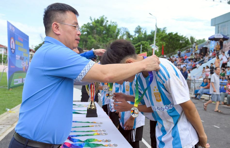 Ban Tổ chức trao huy chương cho các cầu thủ xuất sắc.