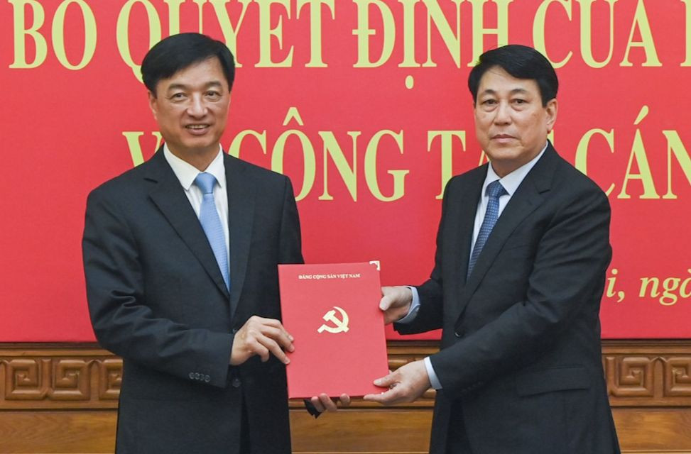 Thường trực Ban Bí thư Lương Cường trao quyết định và chúc mừng Chánh Văn phòng Trung ương Đảng Nguyễn Duy Ngọc. Thường trực Ban Bí thư Lương Cường trao quyết định và chúc mừng Chánh Văn phòng Trung ương Đảng Nguyễn Duy Ngọc.