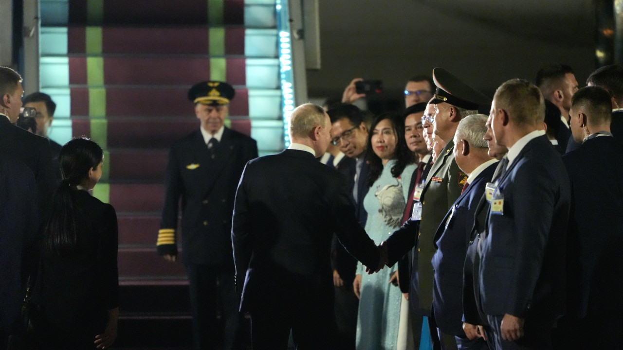 Tiễn đoàn ở sân bay quốc tế Nội Bài có: Bí thư Trung ương Đảng, Trưởng ban Đối ngoại Trung ương Lê Hoài Trung; Ủy viên Trung ương Đảng, Phó Thủ tướng Chính phủ Trần Hồng Hà, Chủ tịch Phân ban Việt Nam trong Ủy ban liên Chính phủ Việt Nam-Nga về hợp tác kinh tế-thương mại và khoa học-kỹ thuật.