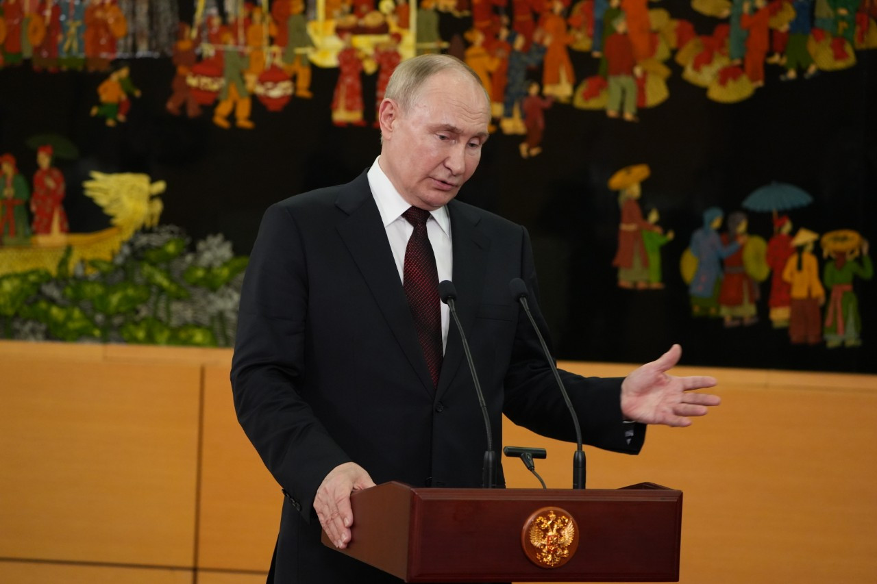 Tổng thống Nga Putin trả lời phỏng vấn các hãng thông tấn, báo chí quốc tế đang có mặt tại sân bay quốc tế Nội Bài, thủ đô Hà Nội.