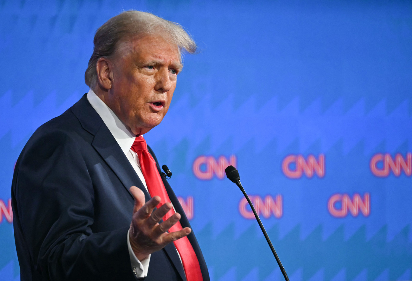 Ông Trump: 'Các phần tử khủng bố từ khắp nơi trên thế giới đang đổ về nước Mỹ ngay lúc này'.