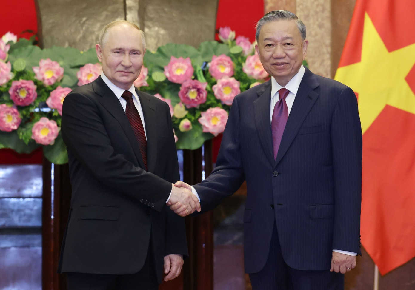 Sau lễ đón cấp Nhà nước, Hội đàm giữa Chủ tịch nước Tô Lâm và Tổng thống Nga Putin diễn ra tại Phủ Chủ tịch.