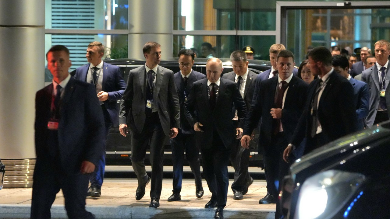 Sau khi trả lời phỏng vấn các hãng thông tấn, báo chí quốc tế, Tổng thống Nga Vladimir Putin đi bộ từ phòng họp báo ra thẳng chuyên cơ.