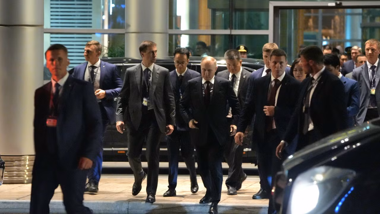 Sau khi trả lời phỏng vấn các hãng thông tấn, báo chí quốc tế, Tổng thống Nga Vladimir Putin đi bộ từ phòng họp báo ra thẳng chuyên cơ. Sau khi trả lời phỏng vấn các hãng thông tấn, báo chí quốc tế, Tổng thống Nga Vladimir Putin đi bộ từ phòng họp báo ra thẳng chuyên cơ.