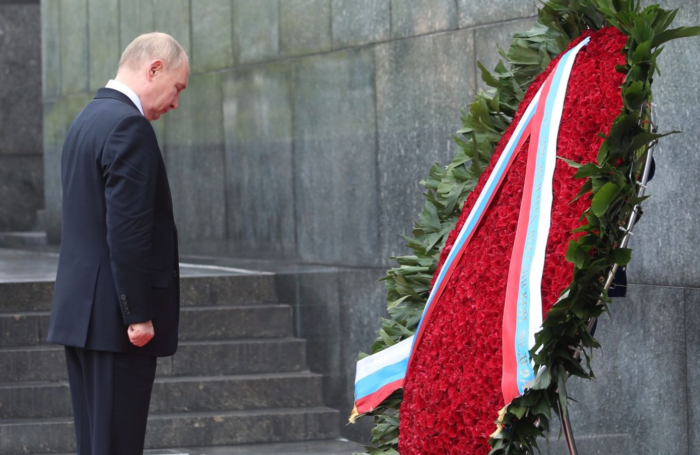 Tổng thống Nga Vladimir Putin viếng Chủ tịch Hồ Chí Minh. (Ảnh: Nhật Minh) Tổng thống Nga Vladimir Putin viếng Chủ tịch Hồ Chí Minh. (Ảnh: Nhật Minh)