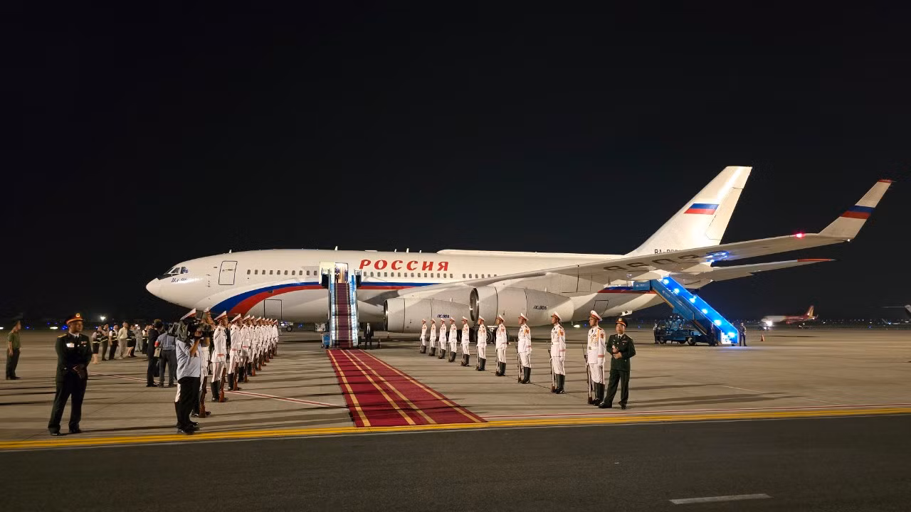 Tổng thống Nga Putin rời Hà Nội, kết thúc chuyến thăm cấp Nhà nước đến Việt Nam ảnh 23 Tổng thống Nga Putin rời Hà Nội, kết thúc chuyến thăm cấp Nhà nước đến Việt Nam ảnh 23