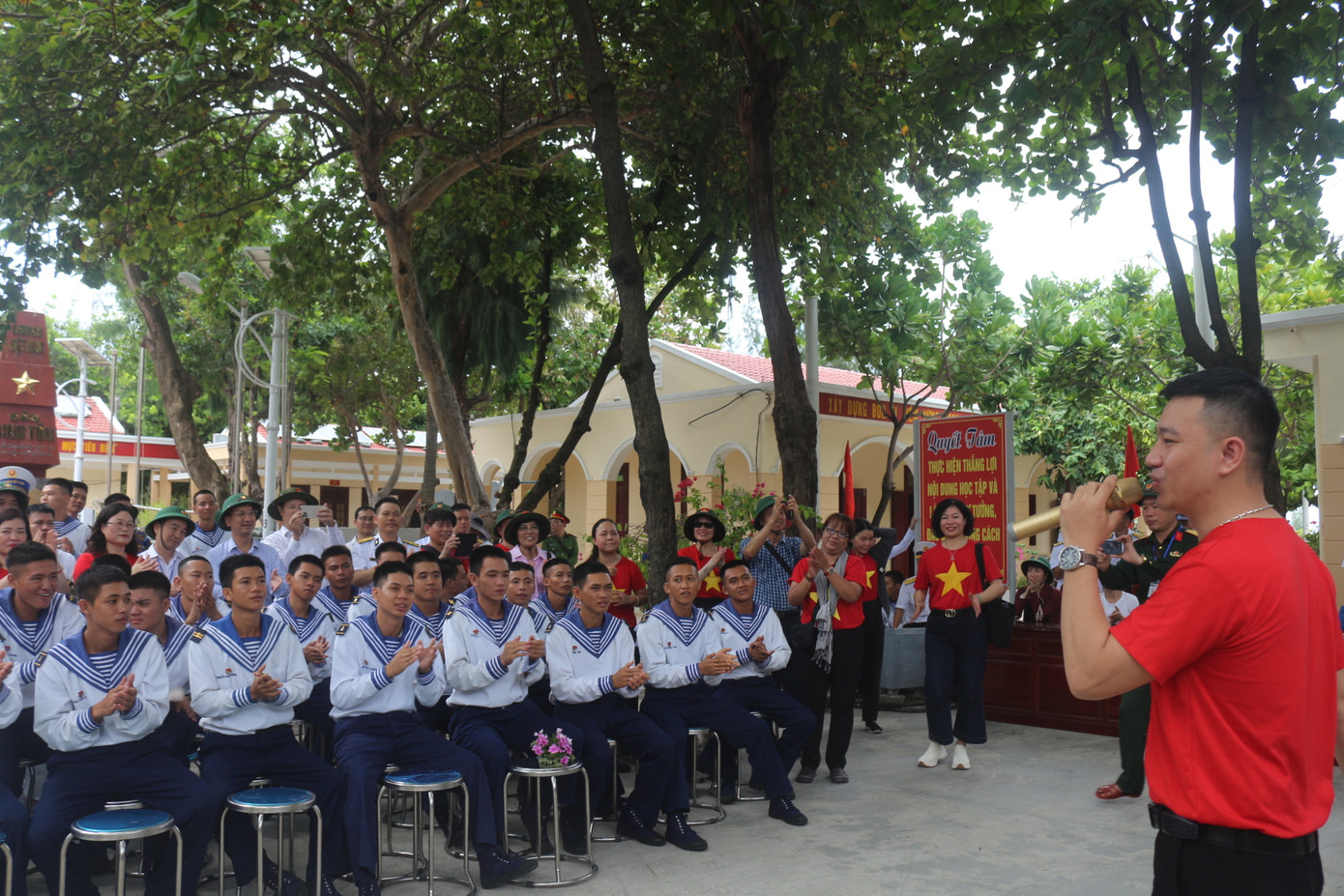 Nghệ sĩ Công Thắng giao lưu với cán bộ, chiến sĩ đảo Sinh Tồn. Nghệ sĩ Công Thắng giao lưu với cán bộ, chiến sĩ đảo Sinh Tồn.