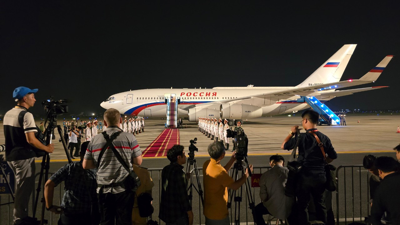 Tổng thống Nga Putin rời Hà Nội, kết thúc chuyến thăm cấp Nhà nước đến Việt Nam ảnh 21