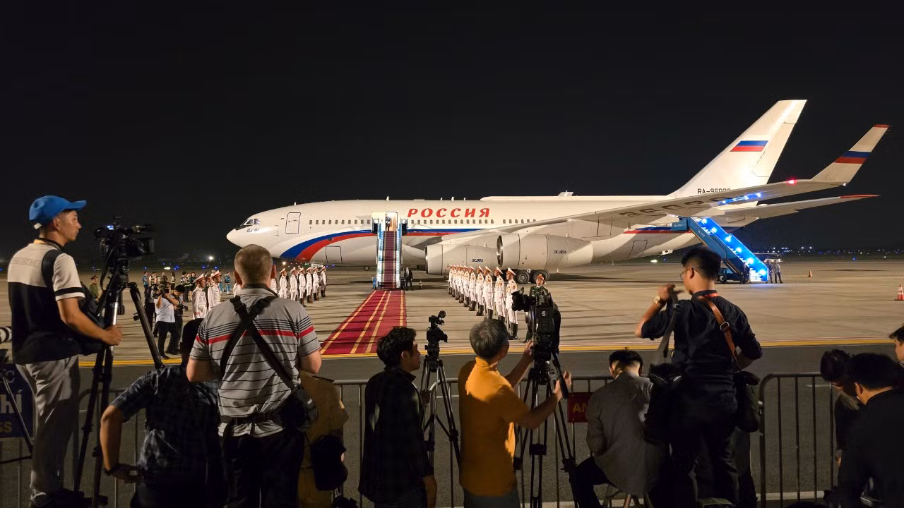 Tổng thống Nga Putin rời Hà Nội, kết thúc chuyến thăm cấp Nhà nước đến Việt Nam ảnh 21 Tổng thống Nga Putin rời Hà Nội, kết thúc chuyến thăm cấp Nhà nước đến Việt Nam ảnh 21