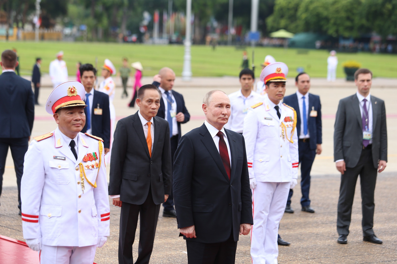 Tổng thống Vladimir Putin và đoàn đại biểu cấp cao Liên bang Nga vào Lăng viếng Chủ tịch Hồ Chí Minh. (Ảnh: Nhật Minh) Tổng thống Vladimir Putin và đoàn đại biểu cấp cao Liên bang Nga vào Lăng viếng Chủ tịch Hồ Chí Minh. (Ảnh: Nhật Minh)