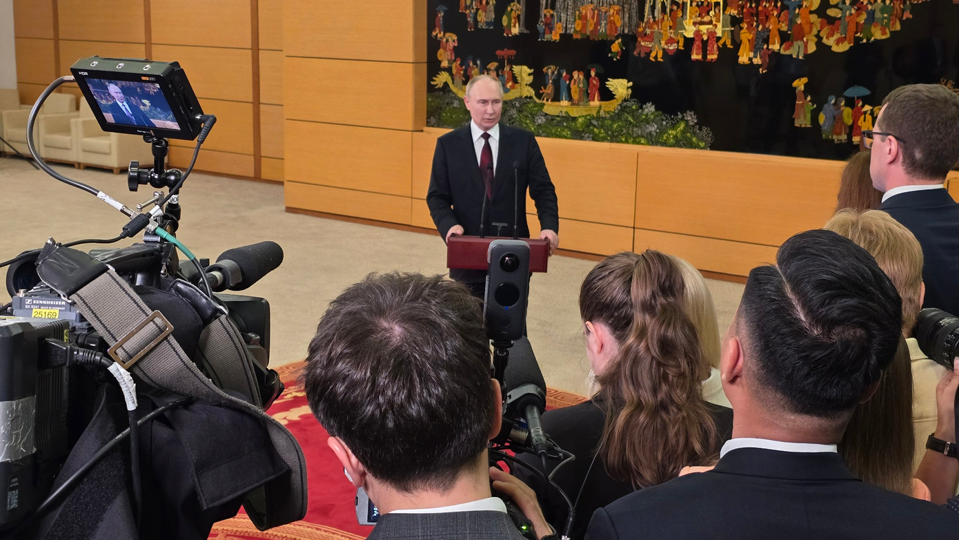 Tổng thống Nga Putin trả lời phỏng vấn các hãng thông tấn, báo chí quốc tế đang có mặt tại sân bay quốc tế Nội Bài, thủ đô Hà Nội.