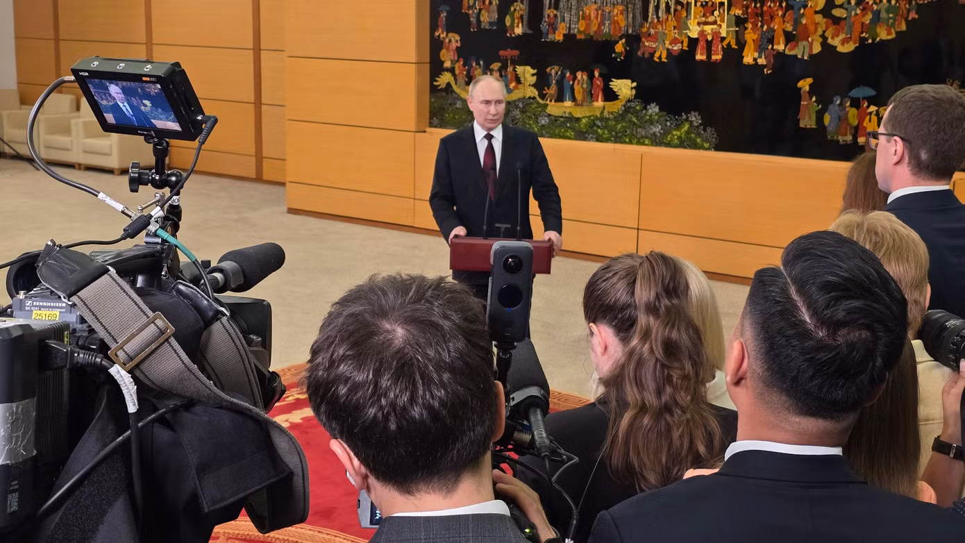 Tổng thống Nga Putin trả lời phỏng vấn các hãng thông tấn, báo chí quốc tế đang có mặt tại sân bay quốc tế Nội Bài, thủ đô Hà Nội. Tổng thống Nga Putin trả lời phỏng vấn các hãng thông tấn, báo chí quốc tế đang có mặt tại sân bay quốc tế Nội Bài, thủ đô Hà Nội.
