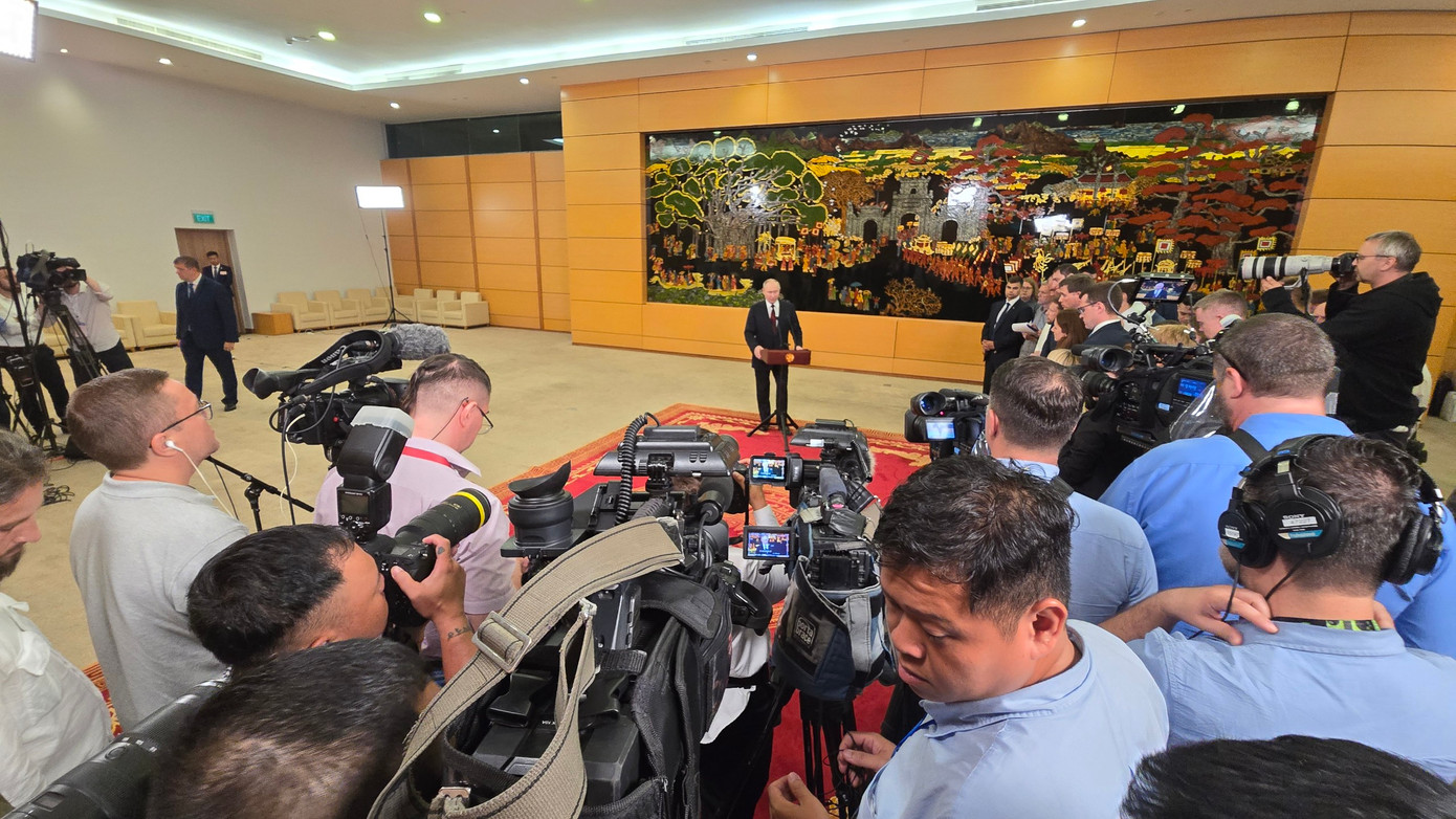 Tổng thống Nga Putin trả lời phỏng vấn các hãng thông tấn, báo chí quốc tế đang có mặt tại sân bay quốc tế Nội Bài, thủ đô Hà Nội.