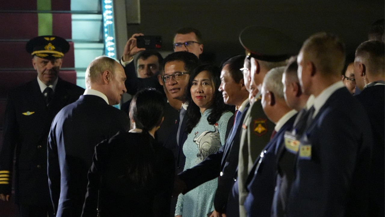 Tham gia tiễn đoàn còn có các Ủy viên Trung ương Đảng: Chủ nhiệm Văn phòng Chủ tịch nước Lê Khánh Hải, Chủ tịch UBND thành phố Hà Nội Trần Sỹ Thanh; Đại sứ Việt Nam tại Liên bang Nga Đặng Minh Khôi; Đại sứ Liên bang Nga tại Việt Nam Gennady Stepanovich Bezdetko…