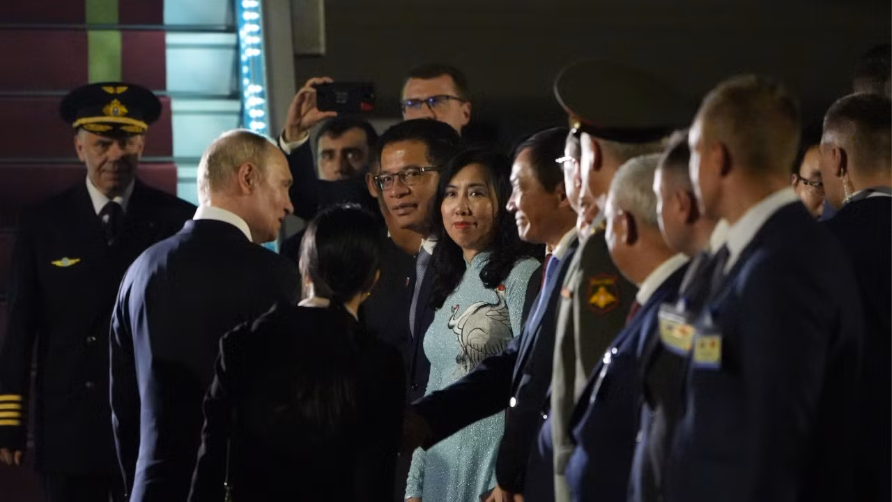 Tham gia tiễn đoàn còn có các Ủy viên Trung ương Đảng: Chủ nhiệm Văn phòng Chủ tịch nước Lê Khánh Hải, Chủ tịch UBND thành phố Hà Nội Trần Sỹ Thanh; Đại sứ Việt Nam tại Liên bang Nga Đặng Minh Khôi; Đại sứ Liên bang Nga tại Việt Nam Gennady Stepanovich Bezdetko… Tham gia tiễn đoàn còn có các Ủy viên Trung ương Đảng: Chủ nhiệm Văn phòng Chủ tịch nước Lê Khánh Hải, Chủ tịch UBND thành phố Hà Nội Trần Sỹ Thanh; Đại sứ Việt Nam tại Liên bang Nga Đặng Minh Khôi; Đại sứ Liên bang Nga tại Việt Nam Gennady Stepanovich Bezdetko…