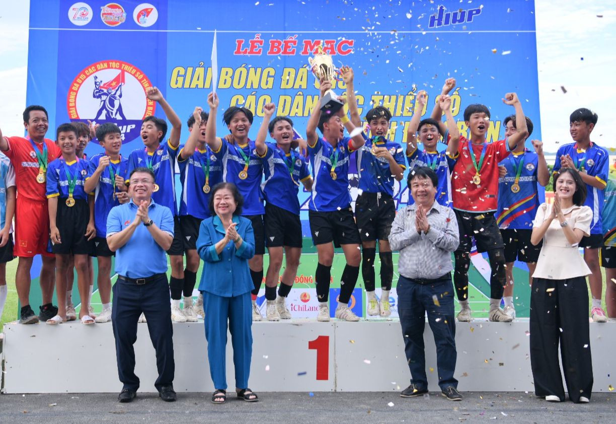 Đội U15 Nậm Pồ nâng cúp vô địch Giải bóng đá U15 các dân tộc thiểu số tỉnh Điện Biên – Cúp HIUP năm 2024.