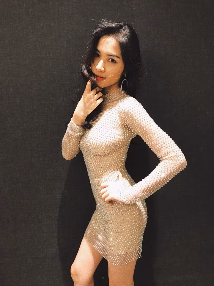 Những lần 'khoe thân' hiếm hoi của Hoà Minzy với bikini ảnh 7