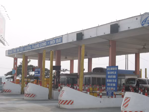 Nhiều loại phí sẽ thêm gánh nặng cho người dân Ảnh: Gia Khánh