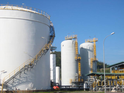 Nhà máy lọc dầu Dung Quất đã và đang giúp Việt Nam tự chủ khoảng 33% nhu cầu năng lượng xăng dầu. Nhà máy lọc dầu Dung Quất đã và đang giúp Việt Nam tự chủ khoảng 33% nhu cầu năng lượng xăng dầu