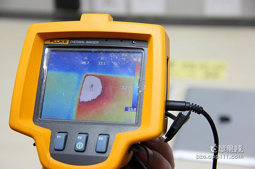 Nhiệt độ đẩy lên đỉnh điểm, 32,5 độ C trên New iPad. Nhiệt độ này không quá nóng, nhưng không thoải khí khi cầm iPad trên tay trong một quãng thời gian dài