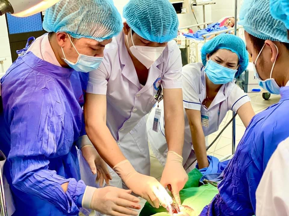 Các BS nỗ lực cấp cứu cho bệnh nhân bị uốn ván nguy kịch. Ảnh: BS cung cấp