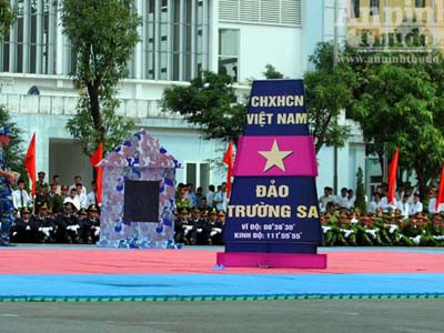 Mô hình mốc chủ quyền quần đảo Trường Sa của Việt Nam trong buổi biểu diễn bảo vệ vùng biển đảo thiêng liêng của Tổ quốc tại Học viện CSND