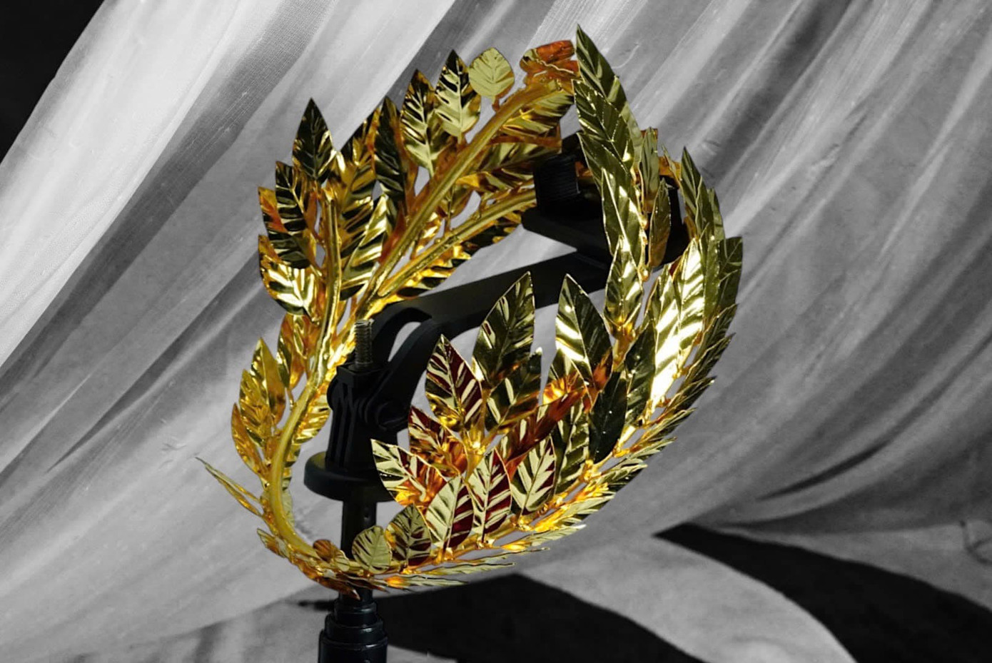 Năm nay, vòng nguyệt quế được thiết kế nguyên bản với những cành lá oliu hoành tráng và lộng lẫy hơn. Ảnh: NTK Đỗ Vân Trí Năm nay, vòng nguyệt quế được thiết kế nguyên bản với những cành lá oliu hoành tráng và lộng lẫy hơn. Ảnh: NTK Đỗ Vân Trí