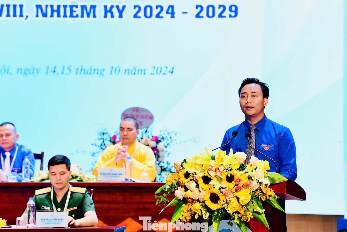 Anh Nguyễn Đức Tiến - Chủ tịch Hội LHTN Việt Nam thành phố Hà Nội khóa VIII đọc diễn văn khai mạc phiên trọng thể. Ảnh: Xuân Tùng