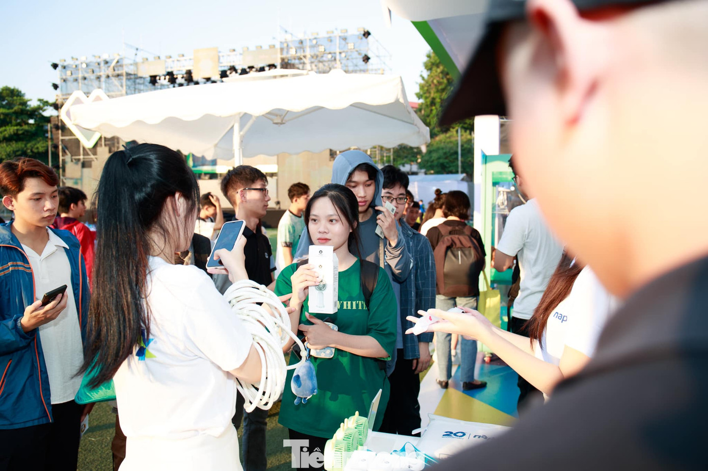 Đông đảo bạn trẻ trải nghiệm công nghệ thanh toán mới tại gian hàng của NAPAS.