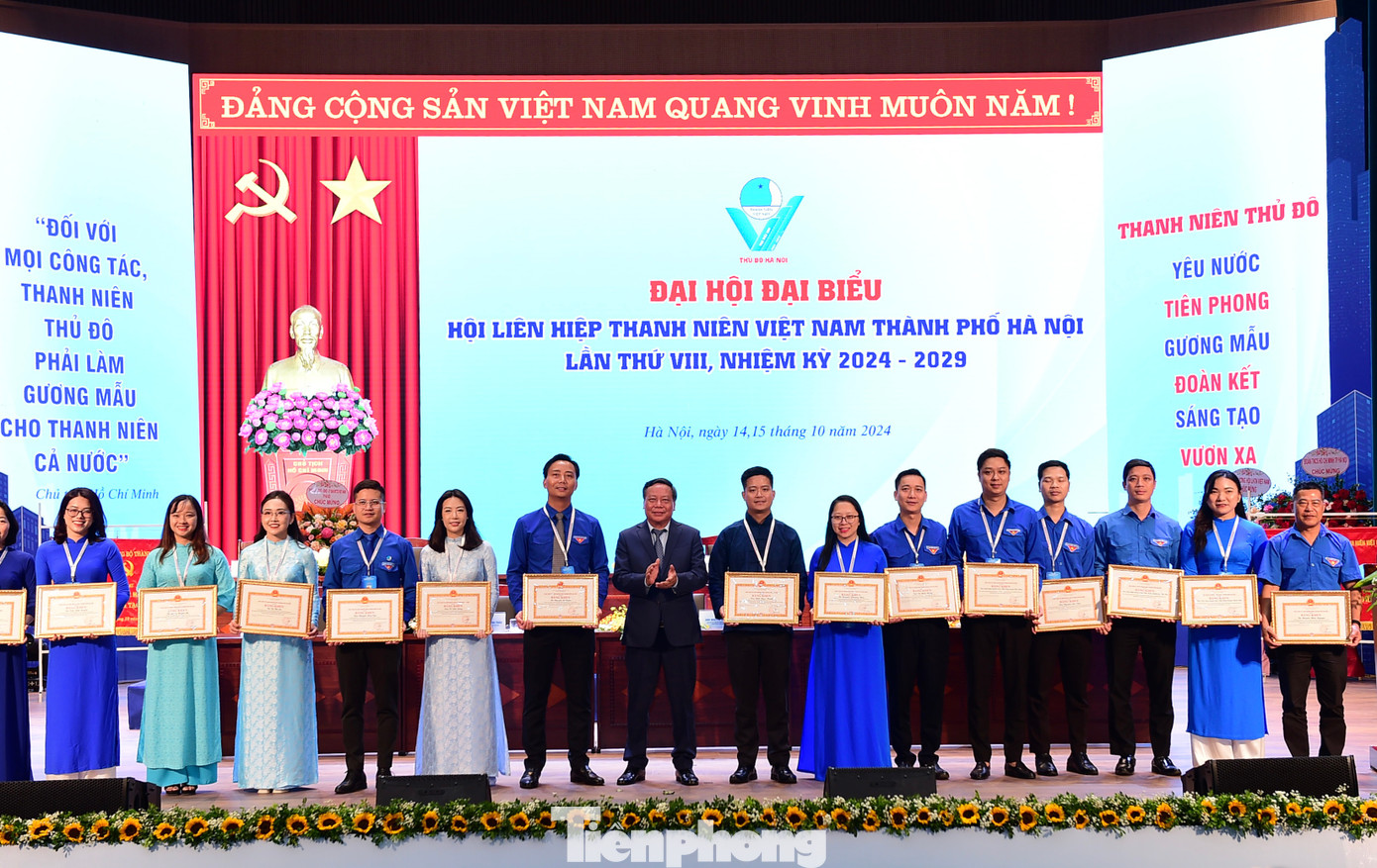 Anh Nguyễn Ngọc Lương và ông Nguyễn Văn Phong trao Bằng khen cho các tập thể và cá nhân có thành tích xuất sắc trong phong trào thi đua chào mừng Đại hội đại biểu Hội LHTN Việt Nam Thành phố Hà Nội lần thứ VIII. Ảnh: Xuân Tùng