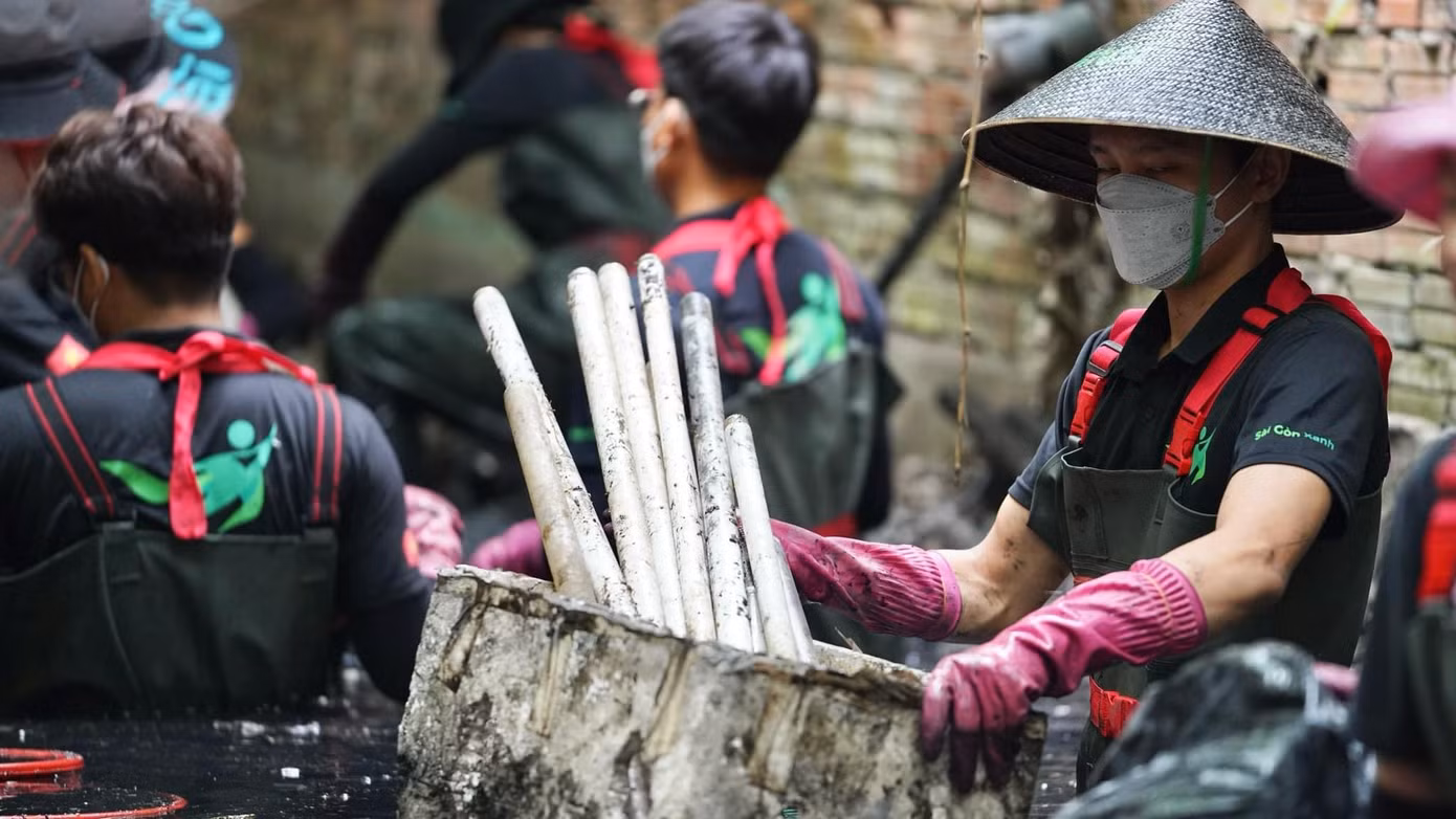 Những "chiến binh" ngâm mình trong dòng nước đen kịt.