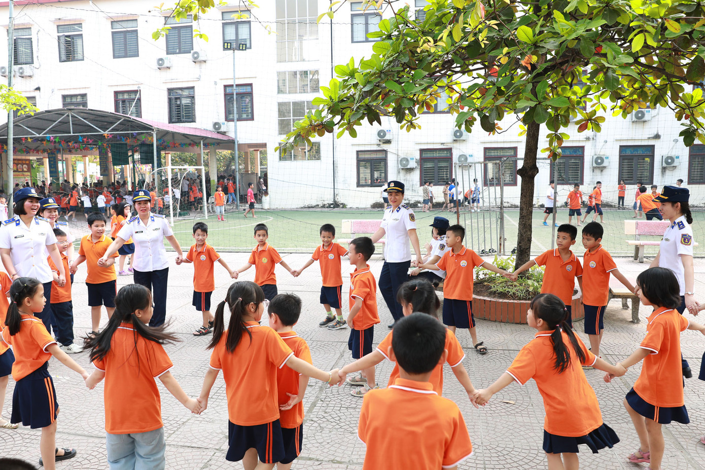 Những cô bộ đội Cảnh sát biển gần gũi, thân thiện cùng các em học sinh.