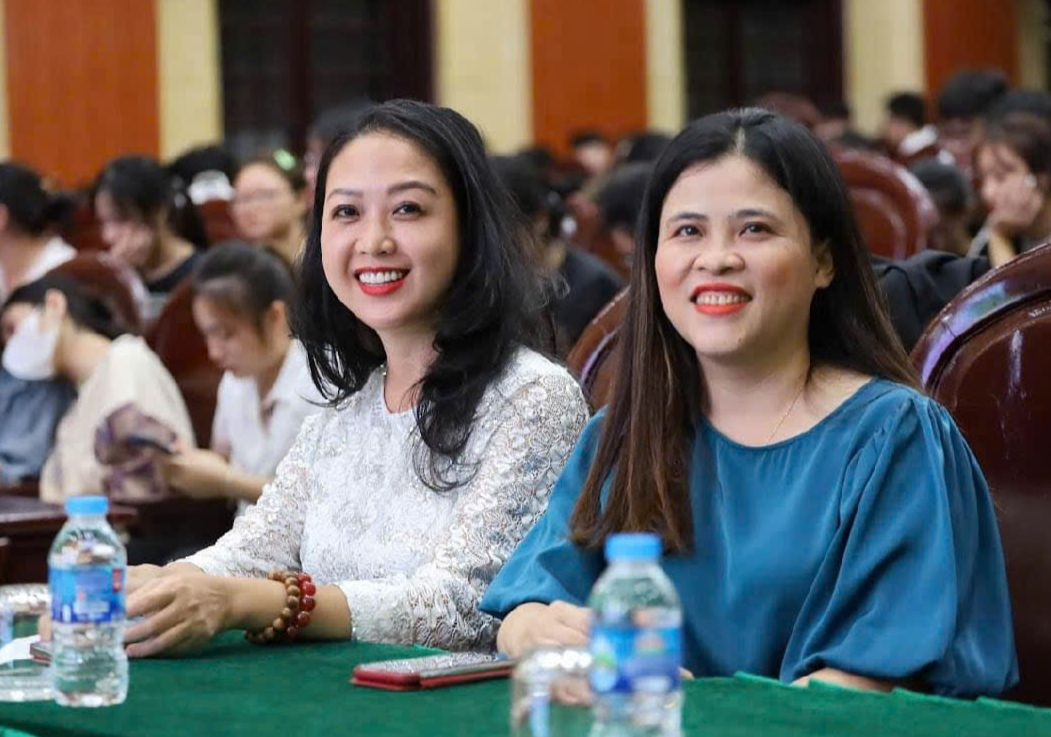 PGS.TS. Đỗ Thị Vân Anh (trái) - Trưởng khoa Công tác xã hội, Trường Đại học Công đoàn. PGS.TS. Đỗ Thị Vân Anh (trái) - Trưởng khoa Công tác xã hội, Trường Đại học Công đoàn.