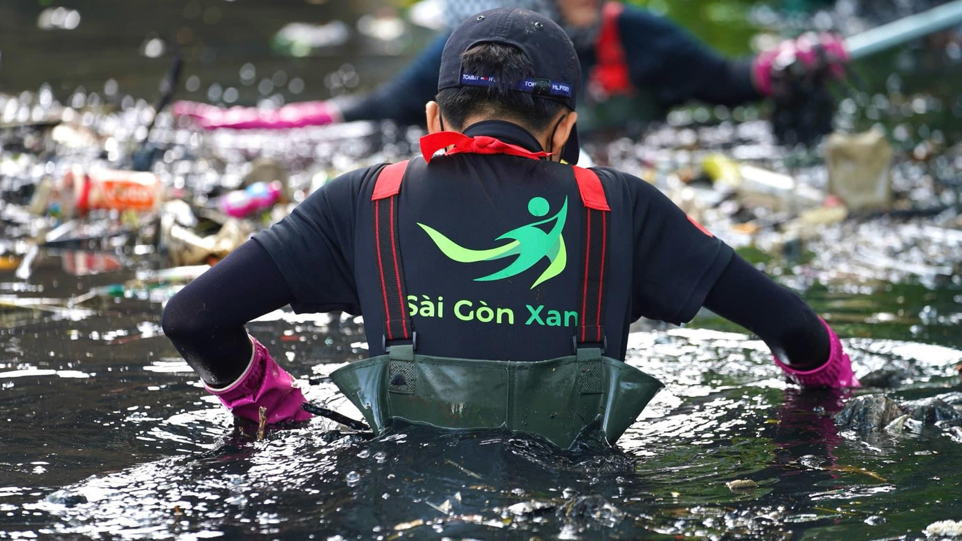 Những &quot;chiến binh&quot; ngâm mình trong dòng nước đen kịt.