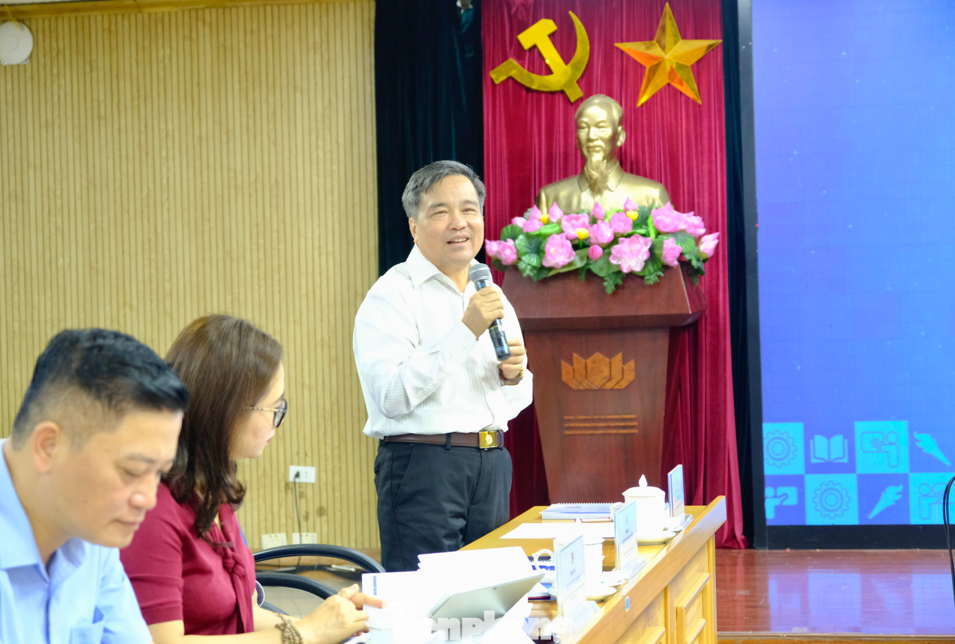 TS. Nguyễn Văn Hùng - nguyên Phó Trưởng Ban Dân vận Trung ương chia sẻ tại tọa đàm. Ảnh: Châu Linh