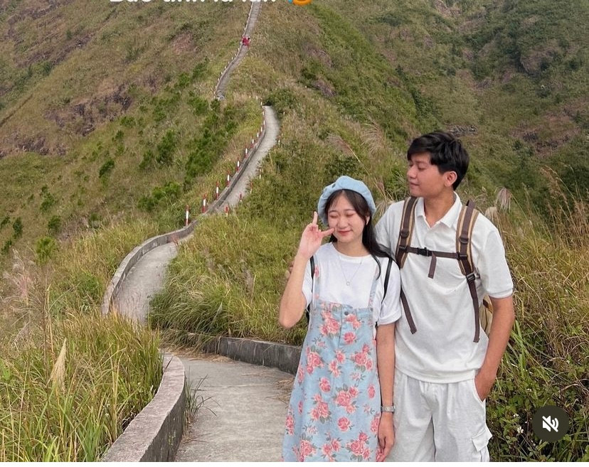 Với vẻ đẹp nên thơ, lãng mạn, nơi đây trở thành địa điểm lý tưởng cho các cặp đôi hẹn hò, trải nghiệm. Ngoài nét đẹp thơ mộng của cỏ lau, các bạn trẻ cũng thích thú check-in với cung đường uốn lượn độc đáo, kỳ vỹ. Ảnh: Linhtravelcamping