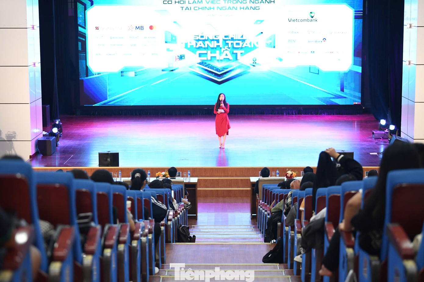 Toàn cảnh tọa đàm “Quản lí tài chính cá nhân, cơ hội việc làm trong ngành Tài chính ngân hàng”.