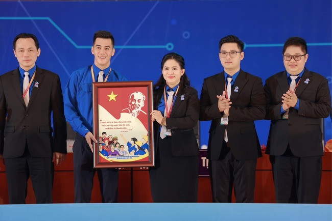 Ngoài bóng đá, chàng tiền đạo muốn làm điều gì đó, góp phần nhỏ của mình để lan tỏa những việc làm ý nghĩa, giúp đỡ những hoàn cảnh khó khăn vươn lên trong cuộc sống. Ngoài bóng đá, chàng tiền đạo muốn làm điều gì đó, góp phần nhỏ của mình để lan tỏa những việc làm ý nghĩa, giúp đỡ những hoàn cảnh khó khăn vươn lên trong cuộc sống.