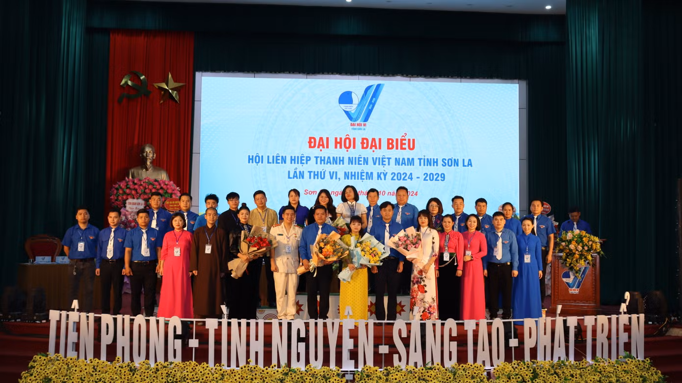 31 anh, chị tham gia Uỷ ban Hội LHTN Việt Nam tỉnh Sơn La, nhiệm kỳ 2024 - 2029 ra mắt tại đại hội. Ảnh: Châu Linh