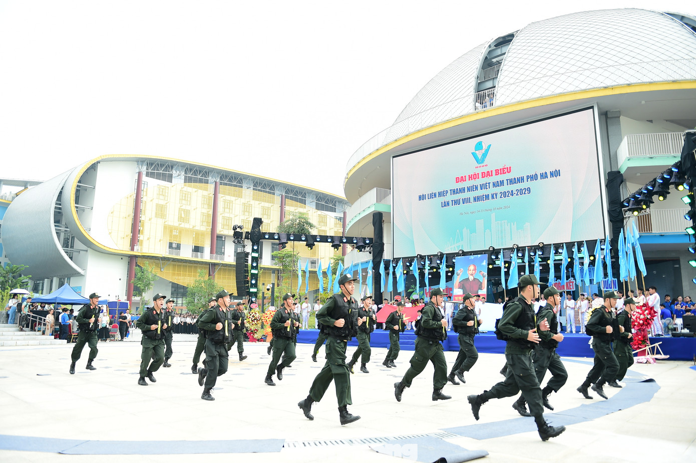 Màn diễu hành đầy tự hào của khối Thanh niên Công an Thành phố Hà Nội. Đây là lực lượng thanh niên ưu tú, đại diện cho sức mạnh, lòng dũng cảm và tinh thần trách nhiệm trong việc bảo vệ an ninh trật tự, an toàn xã hội cho Thủ đô. Thanh niên Công an Thủ đô luôn mang trong mình tinh thần xung kích, sáng tạo, không ngại khó khăn, gian khổ. Họ là những tấm gương tiêu biểu trong các phong trào thi đua yêu nước, tham gia bảo vệ trật tự an toàn giao thông, phòng chống tội phạm và tệ nạn xã hội.